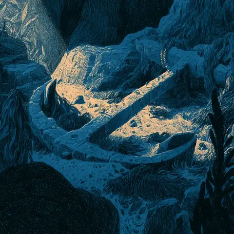 Une vieille ancre de pierre et de bois couchée sur le sable du fond, dans un rayon de lumière.
